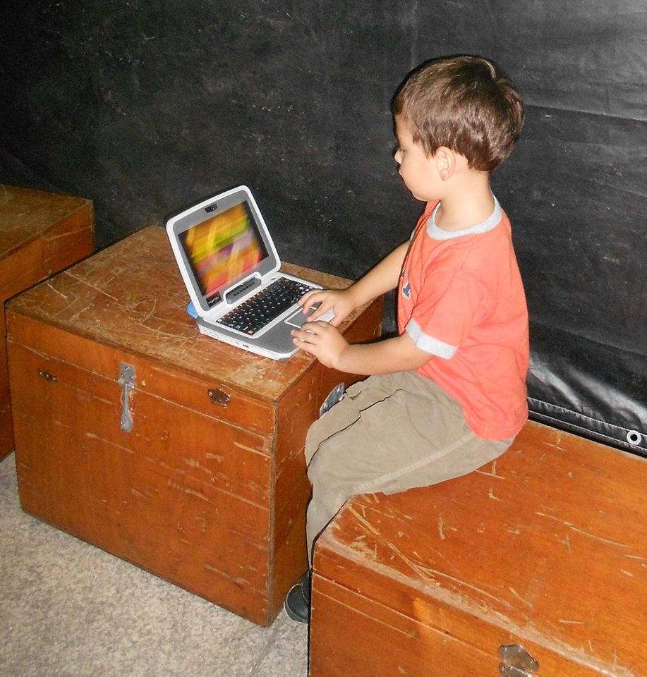 Menino e o computador do governo de Sócrates